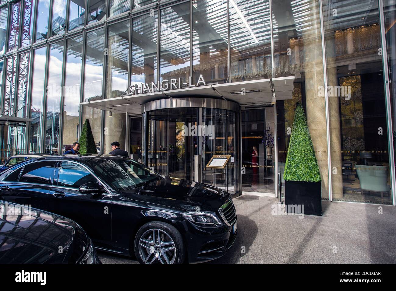 Gran Bretagna / Inghilterra /Londra / servizio di autista all'ingresso dell'hotel Shangri-la The Shard a Londra . Foto Stock