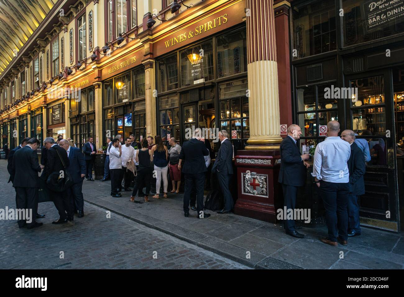 Gran Bretagna / Inghilterra /Londra /City of London / City of London lavoratori che bevono alla Lamb Tavern, Leadenhall Market Foto Stock