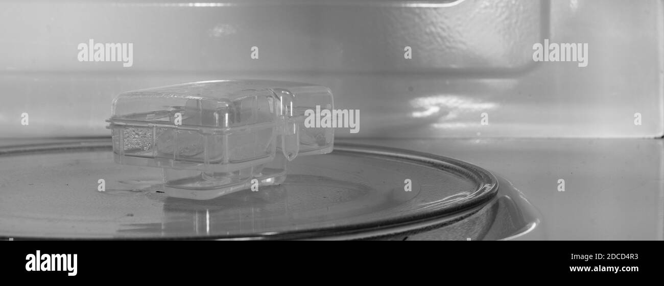 Metodo di pulizia dei succhietti con acqua bollente e vapore in un microonde Foto Stock