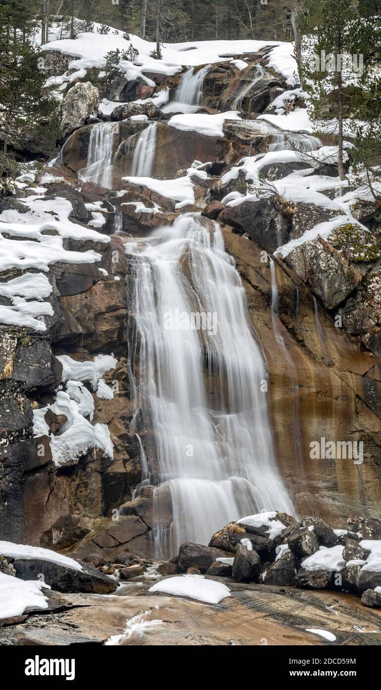 Cascata a Pont d'Espagne, valle di Gaube, parco nazionale dei pirenei, Francia Foto Stock