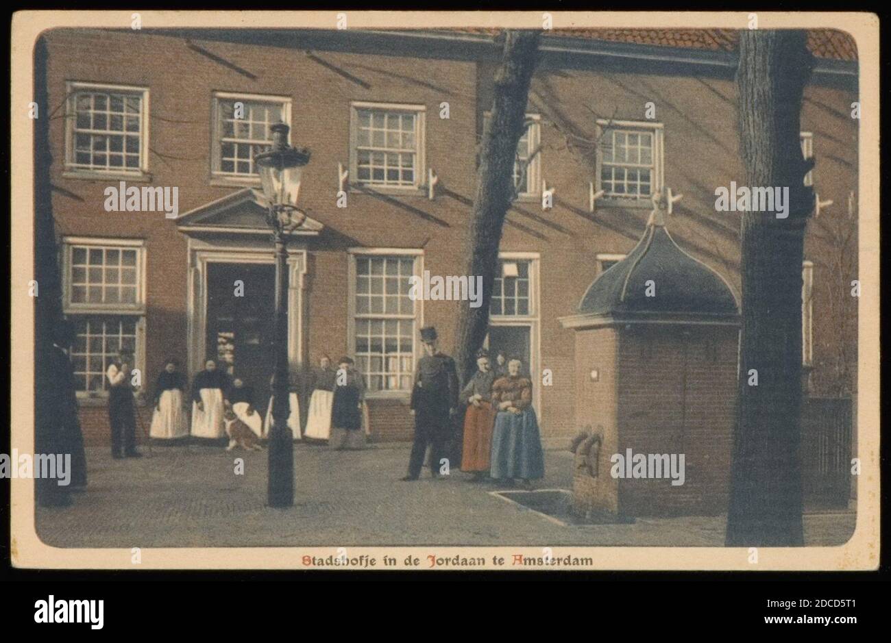 Karthuizershofje Met buitenpomp Sins 1650 op de plaats van het Karthuizer klooster in de Jordaan. Uitgave Dutch Shop Amsterdam, Foto Stock