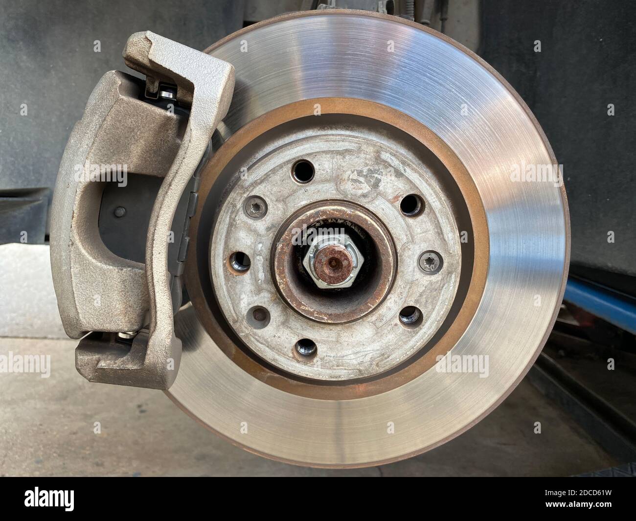 Impianto frenante con disco aperto per interventi di manutenzione e manutenzione. Chiudere il freno a disco della vettura Foto Stock