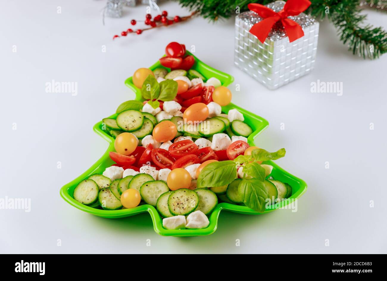 Insalata di verdure a forma di albero di Natale con decorazione. Foto Stock