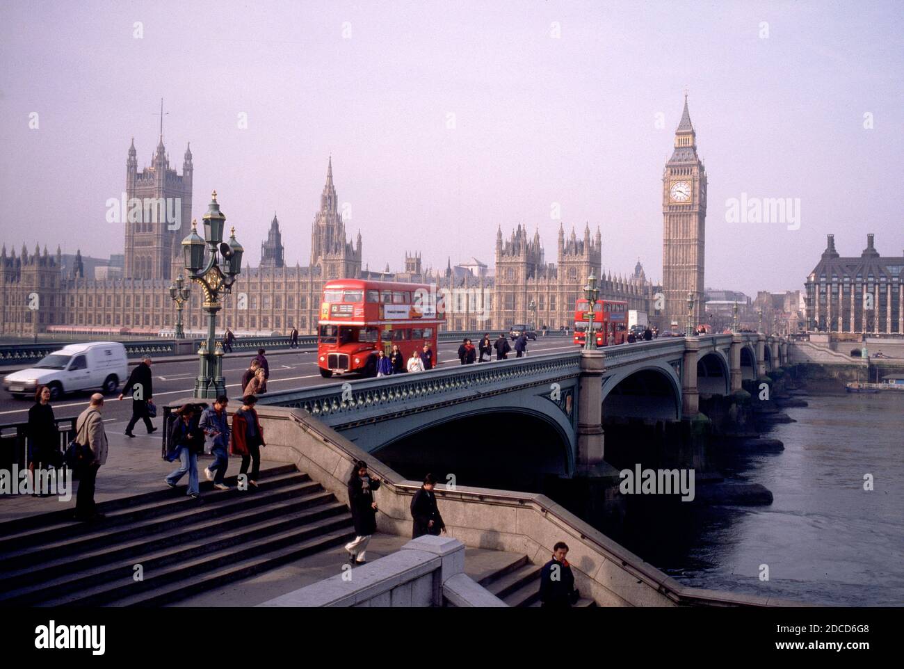 GRAN BRETAGNA / Londra / Vista da Southbank del Tamigi sopra il Ponte di Westminster al Big ben. Foto Stock
