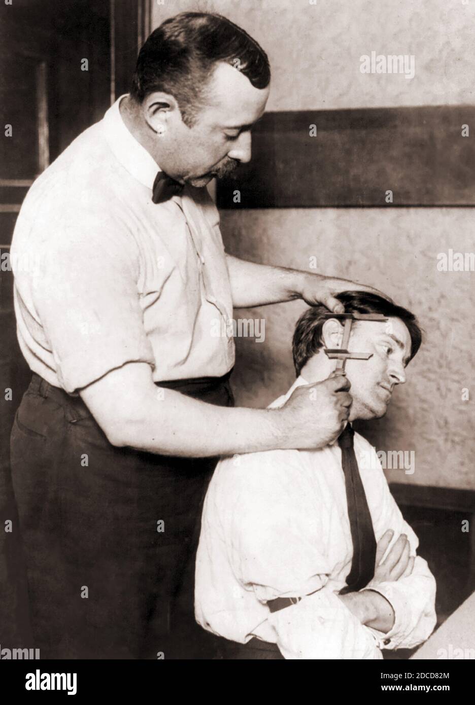 NYPD misurazione Bertillon dell'orecchio, 1908 Foto Stock