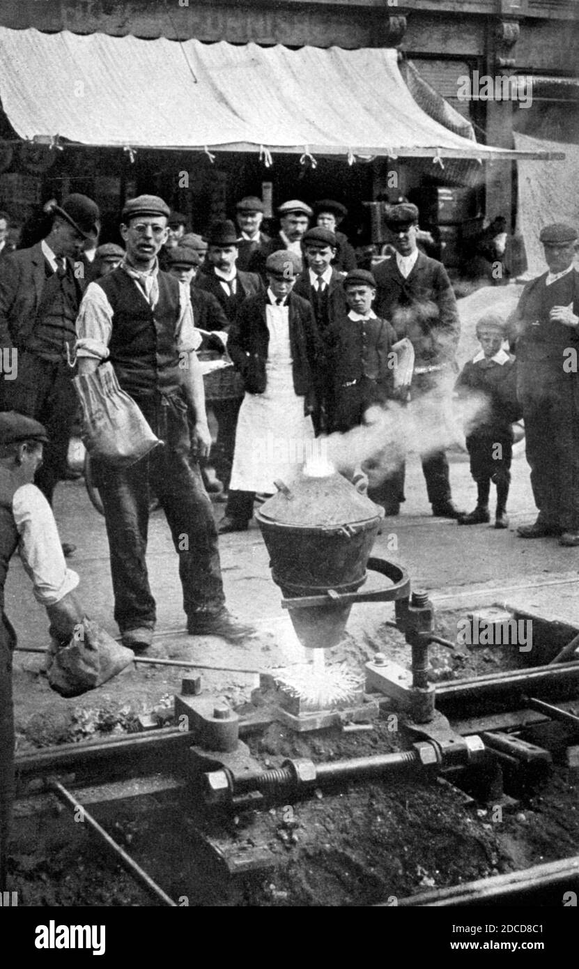 Lavoratori ferroviari che fanno Thermit, 1909 Foto Stock
