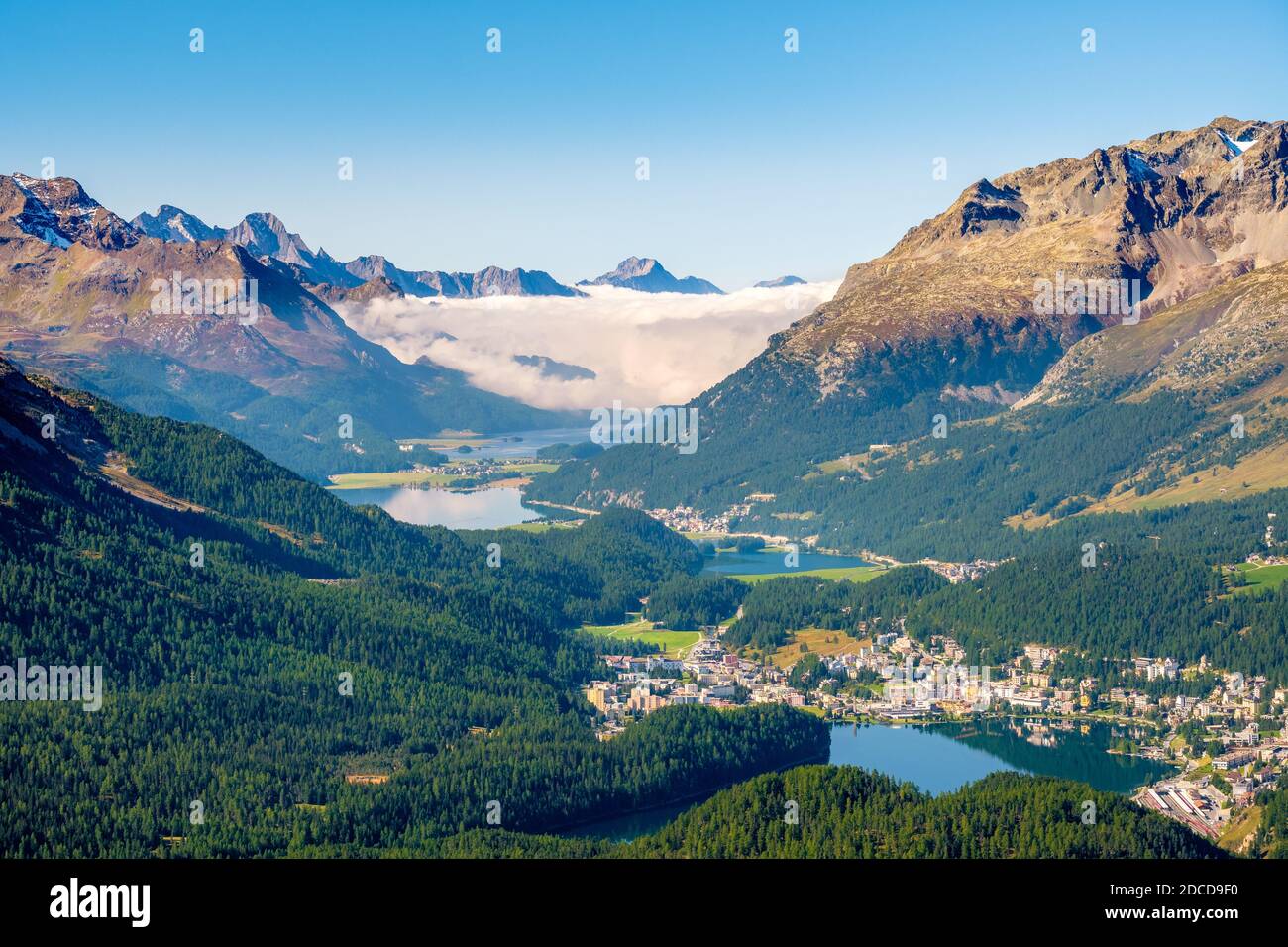 Vista panoramica da Muottas Muragl (Graubünden, Svizzera) dell'alta valle dell'Engadina e dei quattro laghi dell'alta Engadina Foto Stock