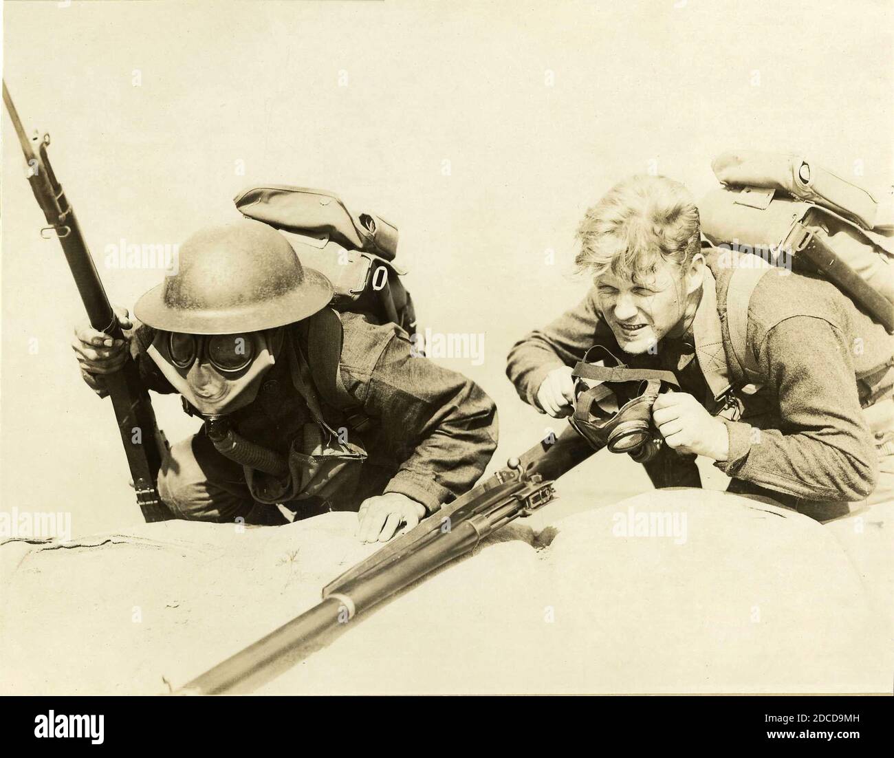 Mettere su maschere a gas, prima guerra mondiale Foto Stock