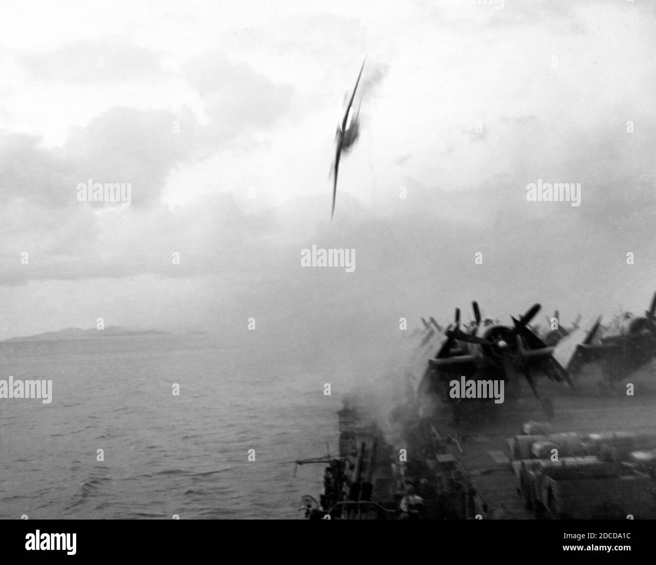 Guerra mondiale, Battaglia di Okinawa, attacco di Kamikaze, 1945 Foto Stock