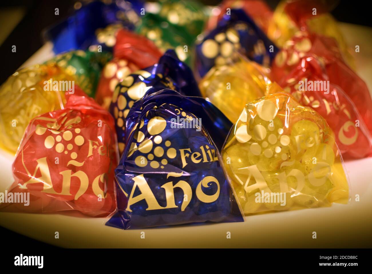 CELEBRAZIONE DEL NUOVO ANNO, TRADIZIONE DI DODICI UVE DI FORTUNA CON L'OROLOGIO CON DODICI CAMPANE Foto Stock