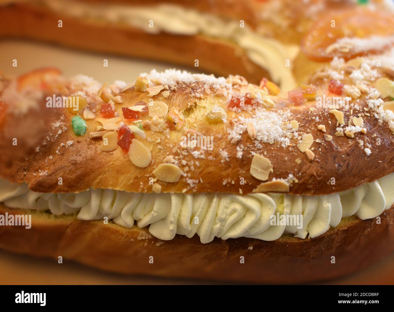 'Roscon de Reyes' (torta dei re), torta tradizionale spagnola per celebrare il giorno dell'Epifania a Natale, con i tre re d'Oriente. Foto Stock