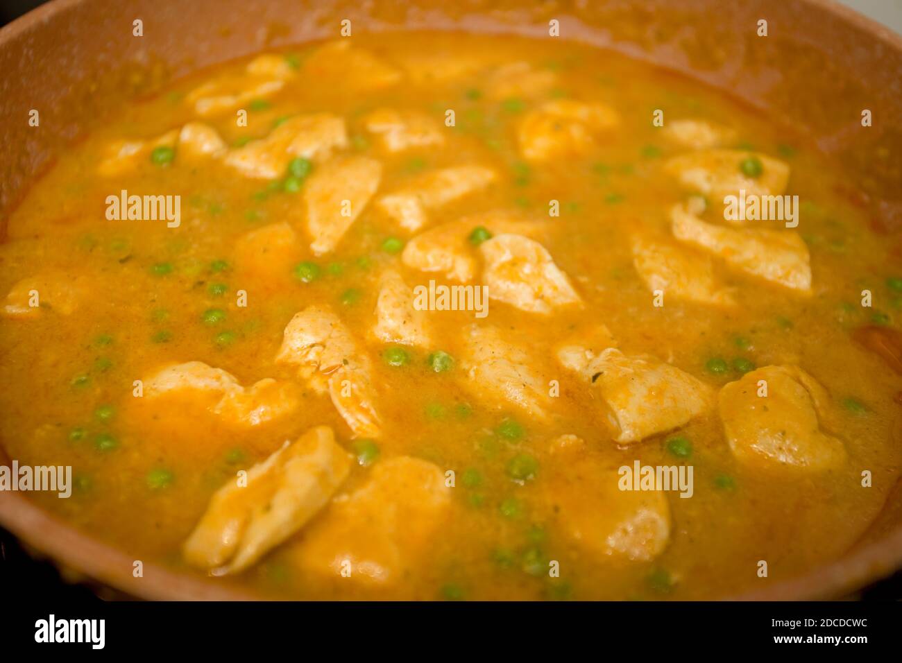 Korma di pollo con cottura delle pere in una padella Foto Stock