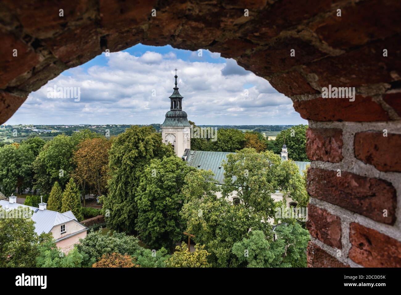 Chiesa della Trasfigurazione visto dal Castello Gotico dei Duchi Masoviani nel villaggio di Czersk vicino a Varsavia, Voivodato Masoviano in Polonia Foto Stock