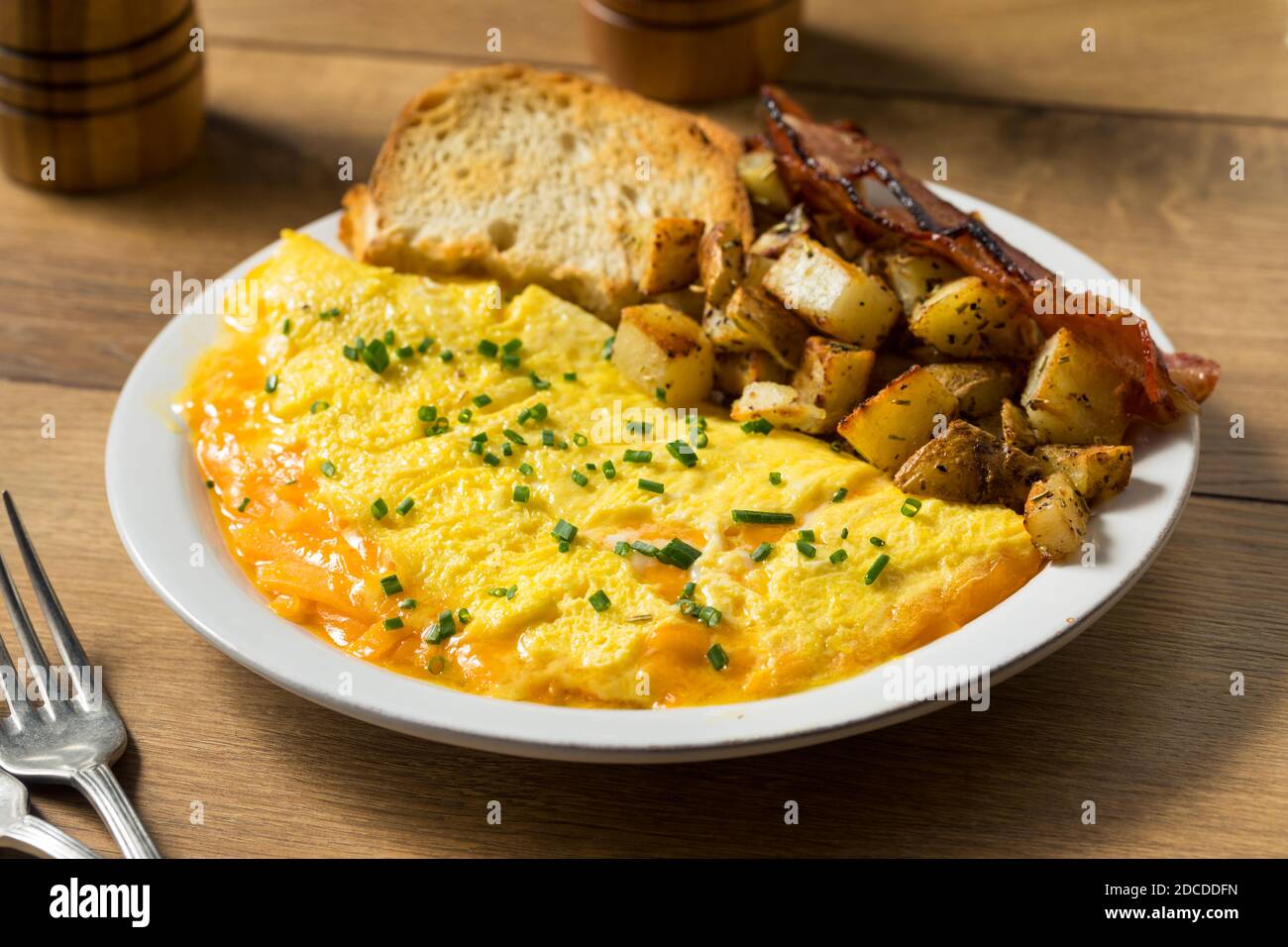 Omelet di formaggio sano fatto in casa per la prima colazione con patate e pancetta Foto Stock