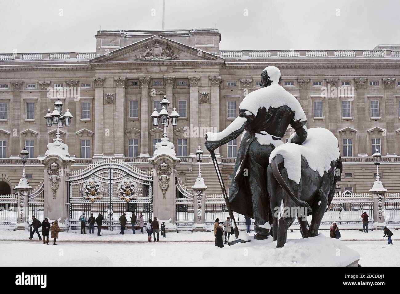 GRAN BRETAGNA /Inghilterra / Londra /Buckingham Palace dopo una notte di neve pesante. Foto Stock