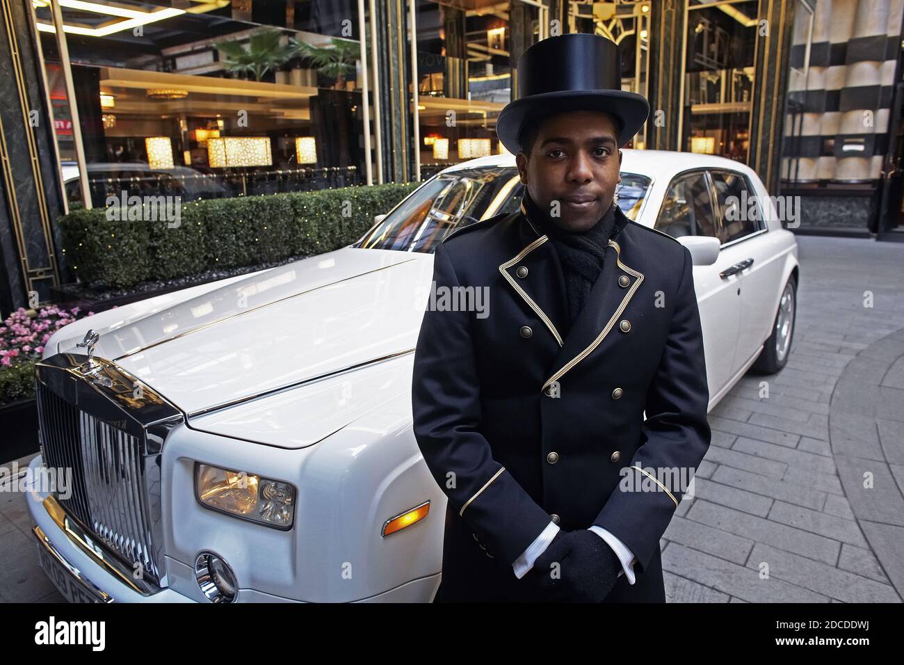GRAN BRETAGNA / Londra /The Savoy Hotel a Londra con Rolls Royce e un Doorman. Foto Stock