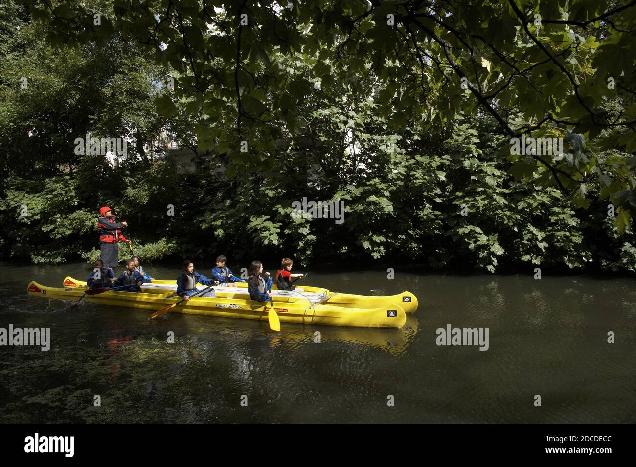 GRAN BRETAGNA / Inghilterra / Londra / sessione di canoa di gruppo per bambini sul canale Regents a Camden Town . Foto Stock