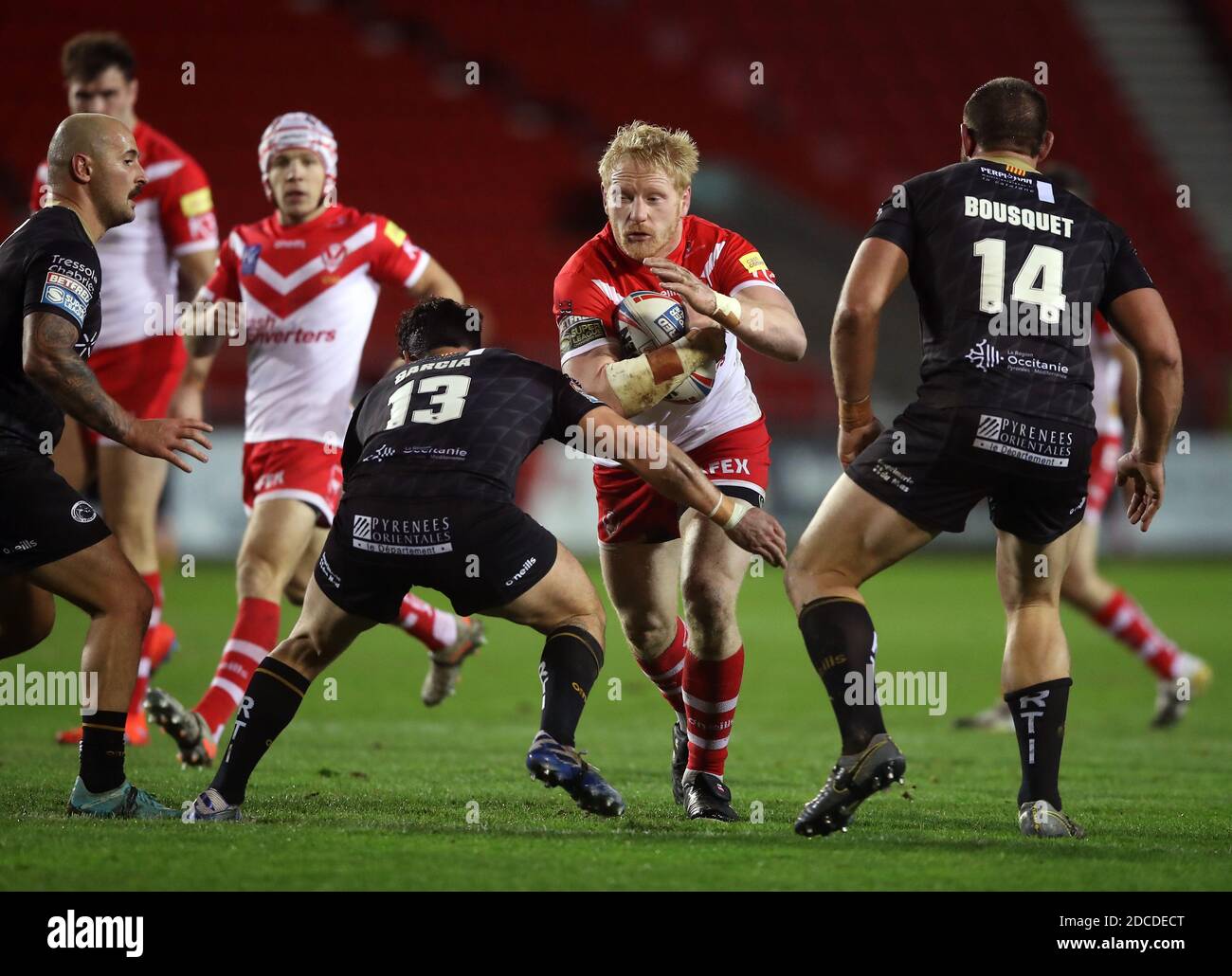 St Helens' James Graham (al centro) affrontato da Benjamin Garcia (a sinistra) e Julian Bousquet (a destra) durante la Betfred Super League, semifinale Play-off al Totally Wicked Stadium, St Helens. Foto Stock