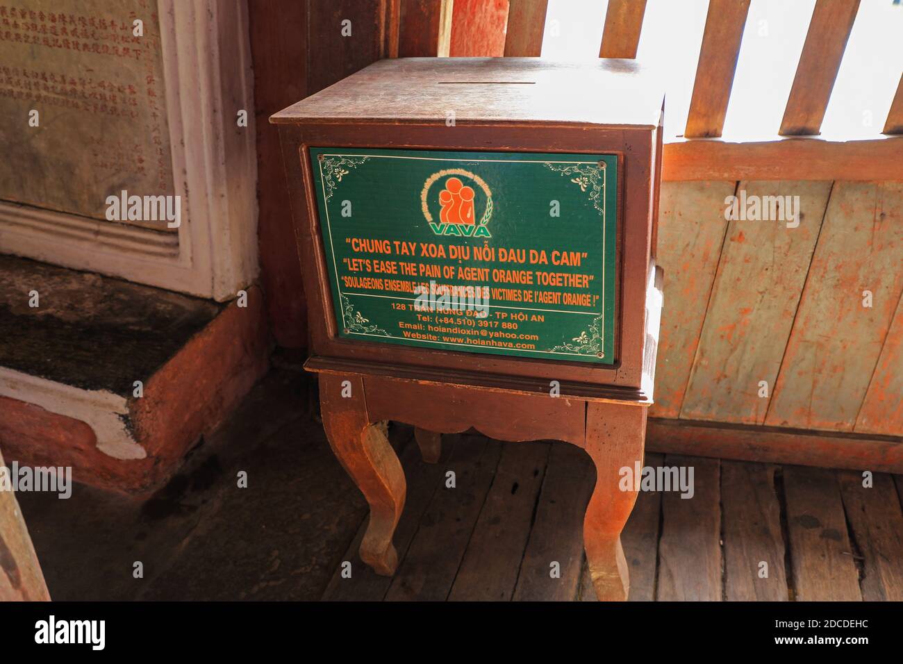 Una scatola di raccolta o di donazione che raccoglie fondi per alleviare il dolore dell'Agente Orange utilizzato durante la guerra del Vietnam, Hoi An, Vietnam, Asia Foto Stock