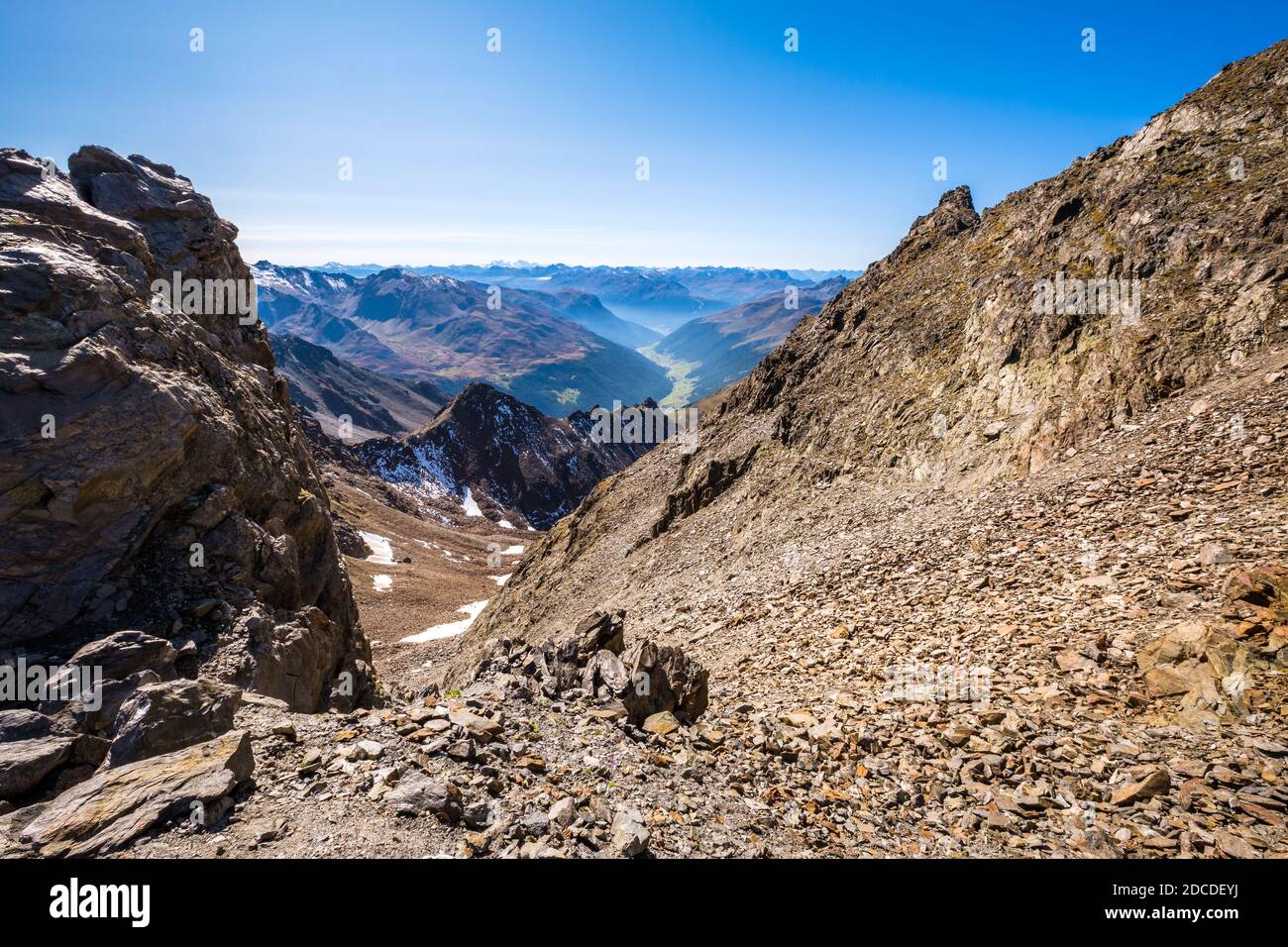 Le funivie del Karlesjochbahn nel Kaunertal portano i turisti ad una piattaforma di osservazione su 3.113 m con una vista grande di montagne in tre paesi Foto Stock