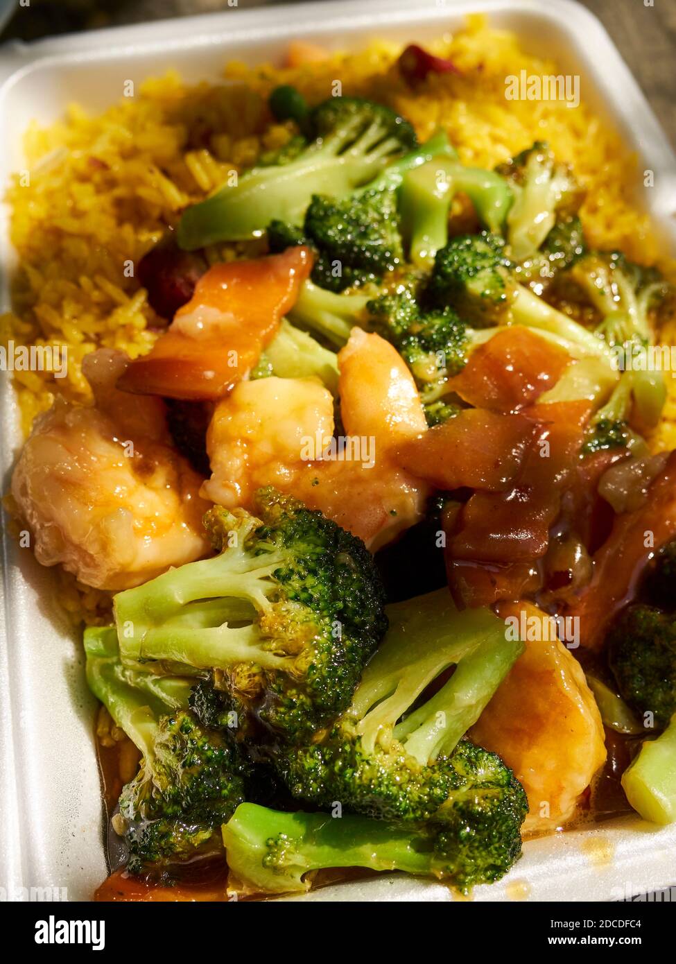 Gamberi con broccoli su riso fritto - un cinese/americano iconico estrarre la capsula in un contenitore di plastica in schiuma Foto Stock