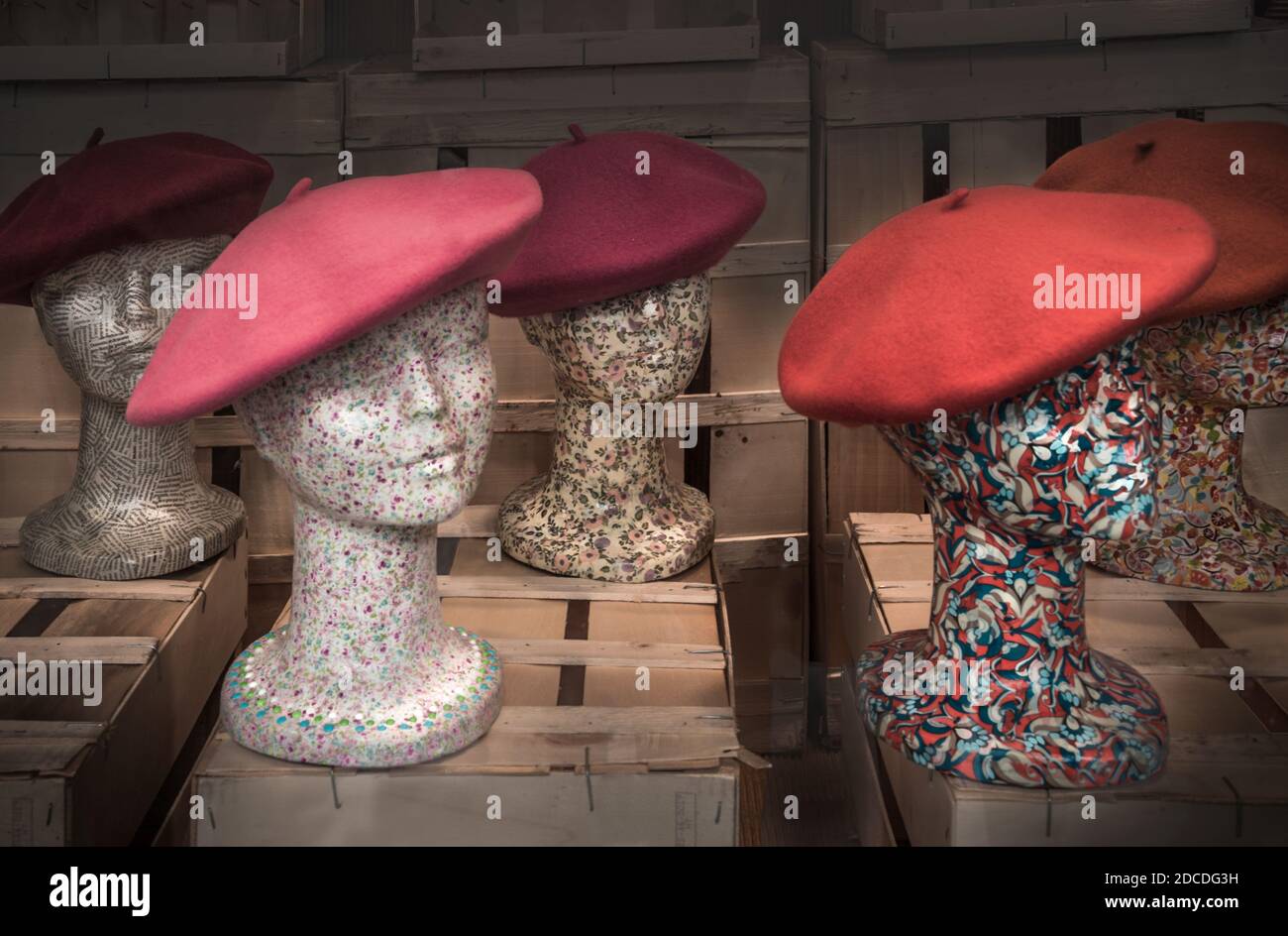 Ancora vita di cappello tradizionale nei Paesi Baschi, chiamata 'Benet' o 'boina', in Spagna, su scatole di legno. Stile vintage. Foto Stock