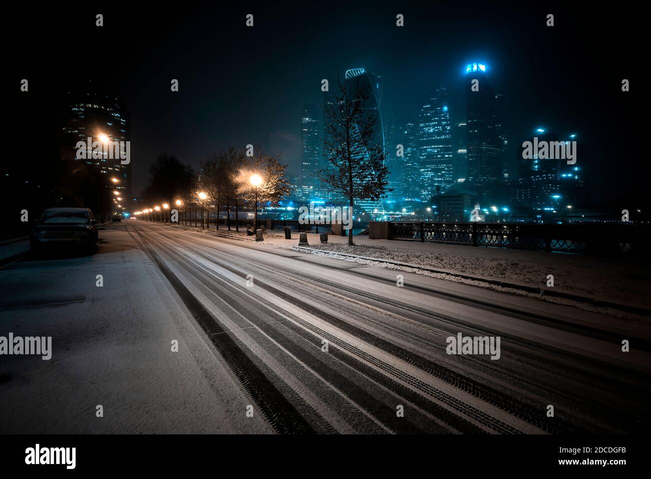 Mosca/Russia - 20 novembre 2020: Il paesaggio della città di Mosca con una strada innevata invernale di notte. Esposizione al buio Foto Stock