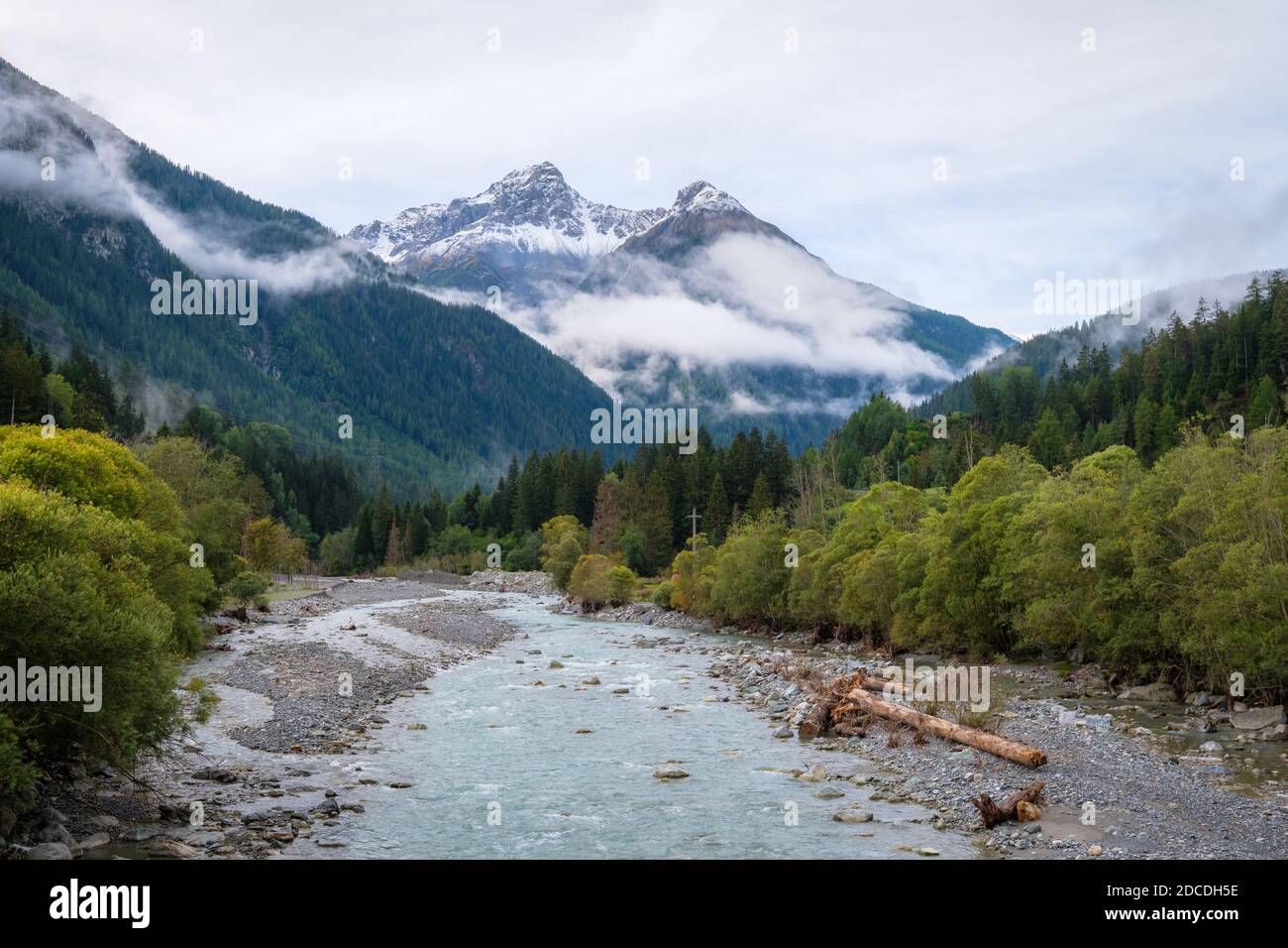 Alpi Silvretta che circondano il villaggio di Ramosch (Val Sinestra, Graubünden, Svizzera). Si trova nella bassa valle dell'Engadin, lungo il fiume Inn Foto Stock