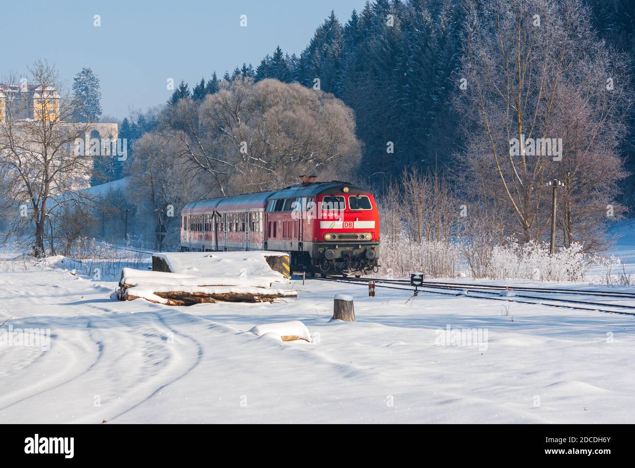 Locomotiva diesel 218 431-5 con pullman DB Regio sulle rotaie dell'Alb Svevo vicino a Grafeneck tra Münsingen e Marbach, Germania. Foto Stock