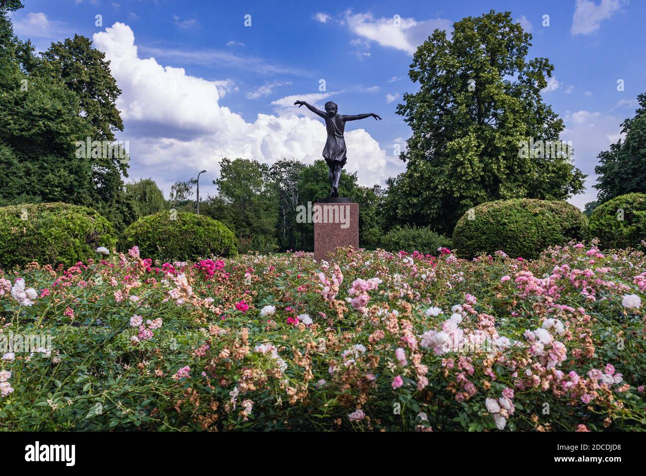 Statua ballerina nel giardino di rose del parco Skaryszew nella città di Varsavia, Polonia Foto Stock