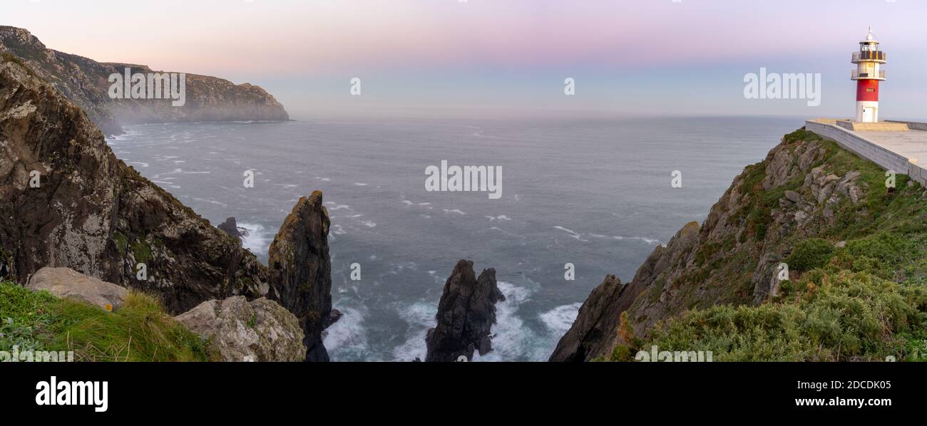 Un panorama del faro Cabo Ortegal sulla costa Della Galizia al tramonto Foto Stock