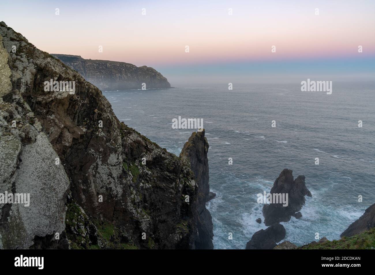 Bellissimo tramonto sulla costa rocciosa selvaggia della Galizia in Spagna settentrionale Foto Stock