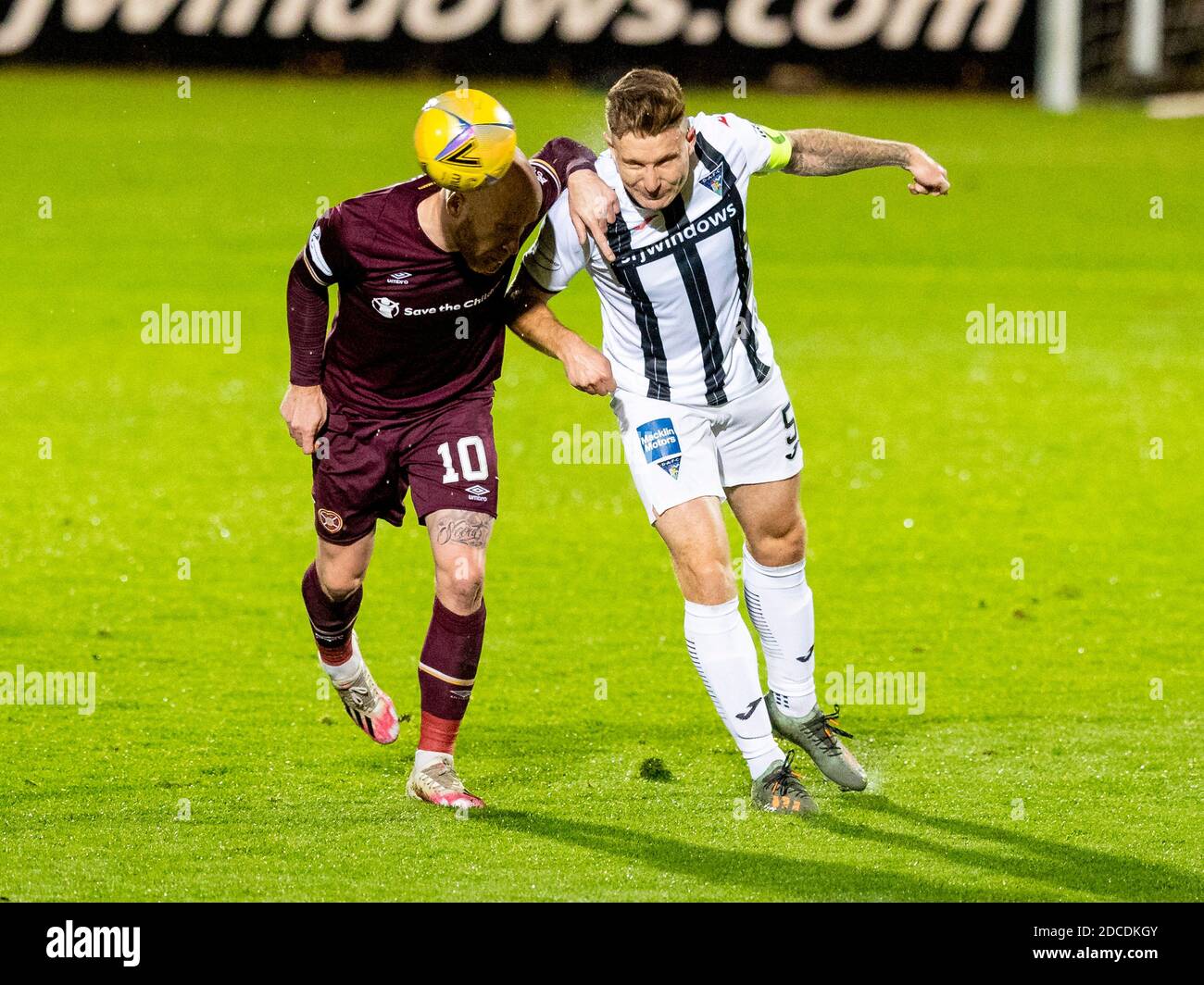 Dunfermline, Scozia, Regno Unito. 20 novembre 2020 Liam Boyce of Hearts e Euan Murray of Dunfermline si sfidano per il possesso della palla durante la partita del Campionato Scozzese contro i cuori Dunfermline V all'East End Park Stadium. Credit: Alan Rennie/Alamy Live News Foto Stock