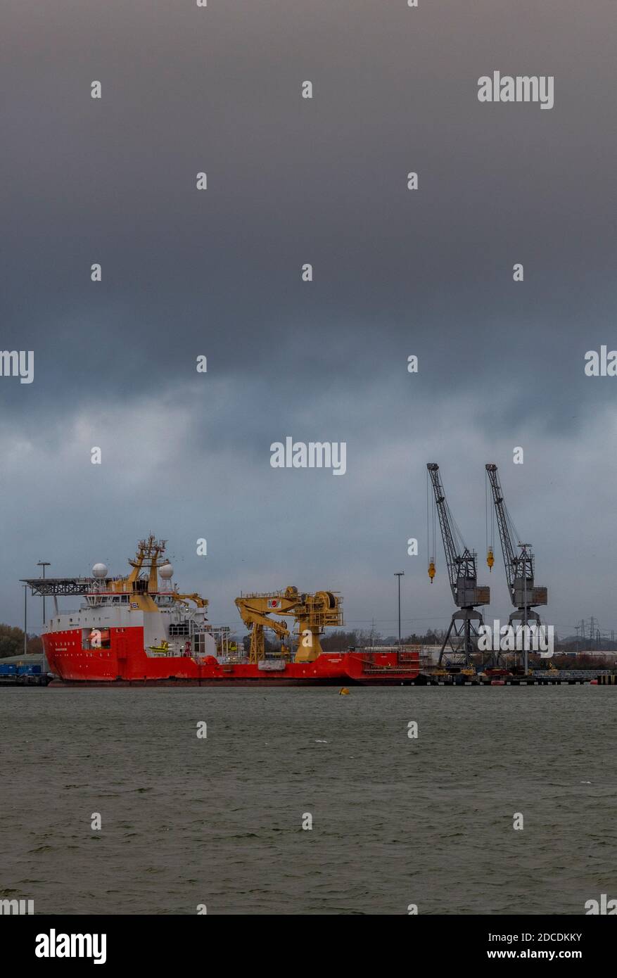 un carro petrolifero o una nave di rifornimento di parchi eolici attraccati al porto militare di marchwood a southampton water, regno unito Foto Stock