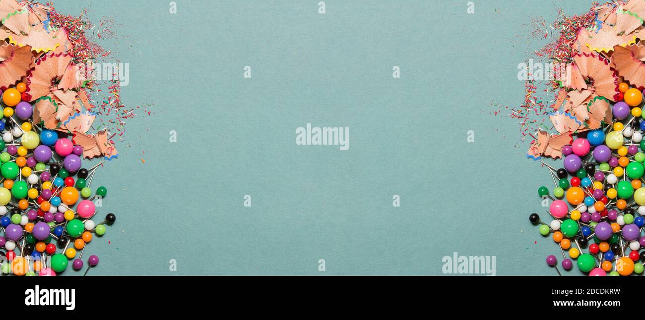 Sfondo blu con decorazioni colorate sui lati e spazio per il testo al centro. Forniture scolastiche. Foto Stock