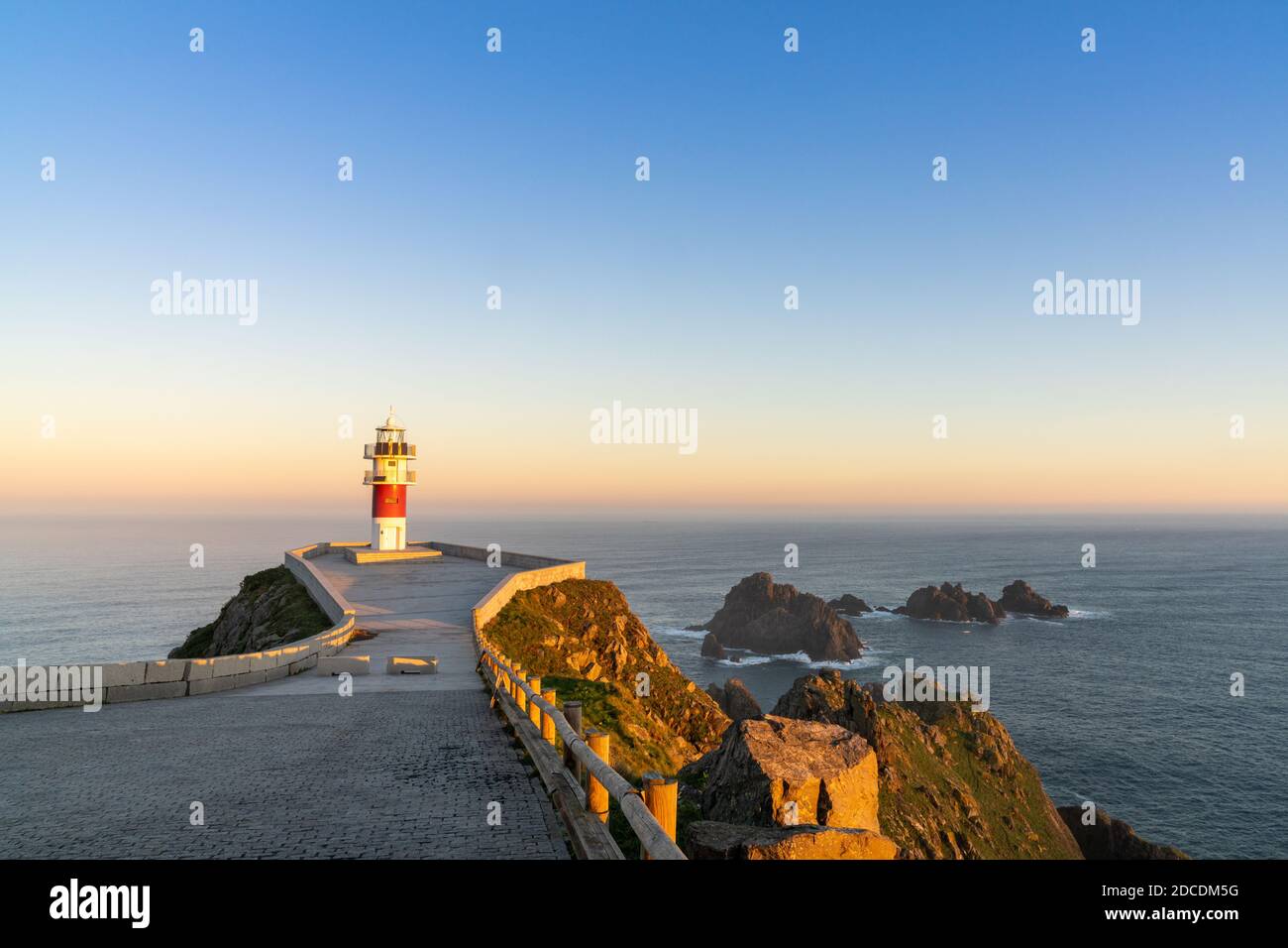 Il faro di Cabo Ortegal sulla costa della Galizia a. alba Foto Stock