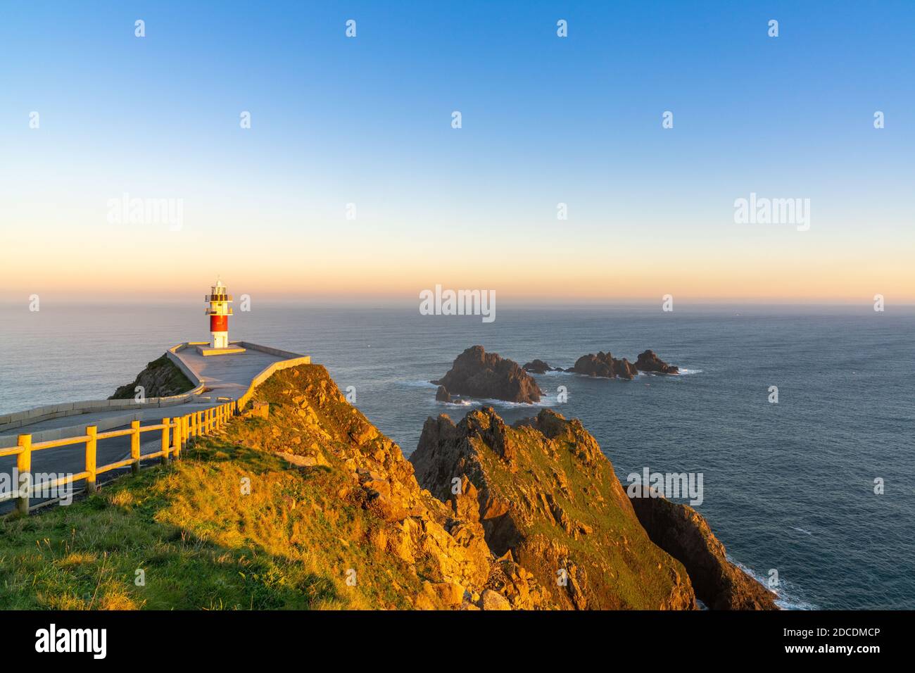 Il faro di Cabo Ortegal sulla costa della Galizia a. alba Foto Stock