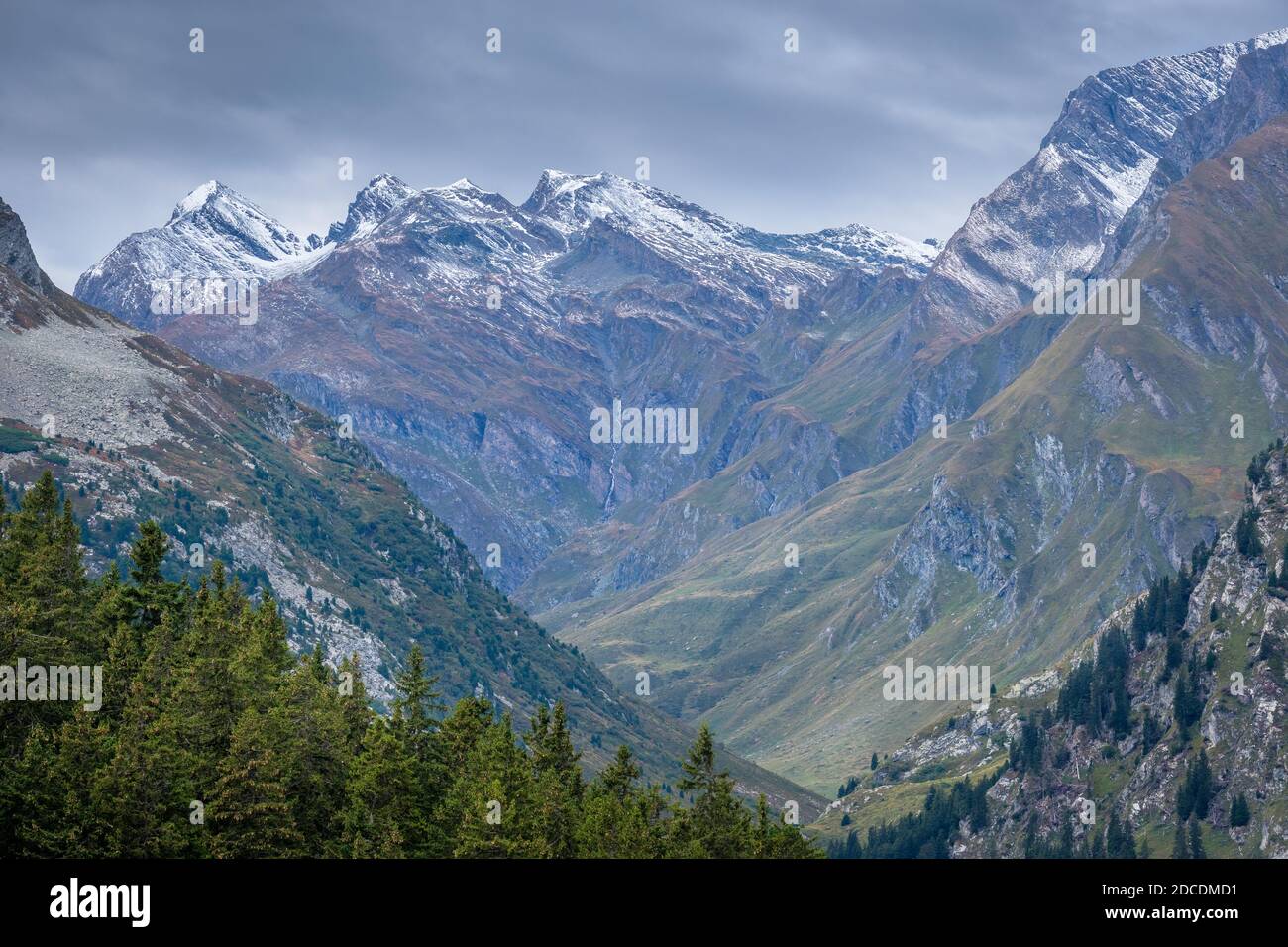 Vista sulla valle Val Bregaglia (in tedesco: Bergell) in cima al Passo Maloja (Engadina, Svizzera) Foto Stock