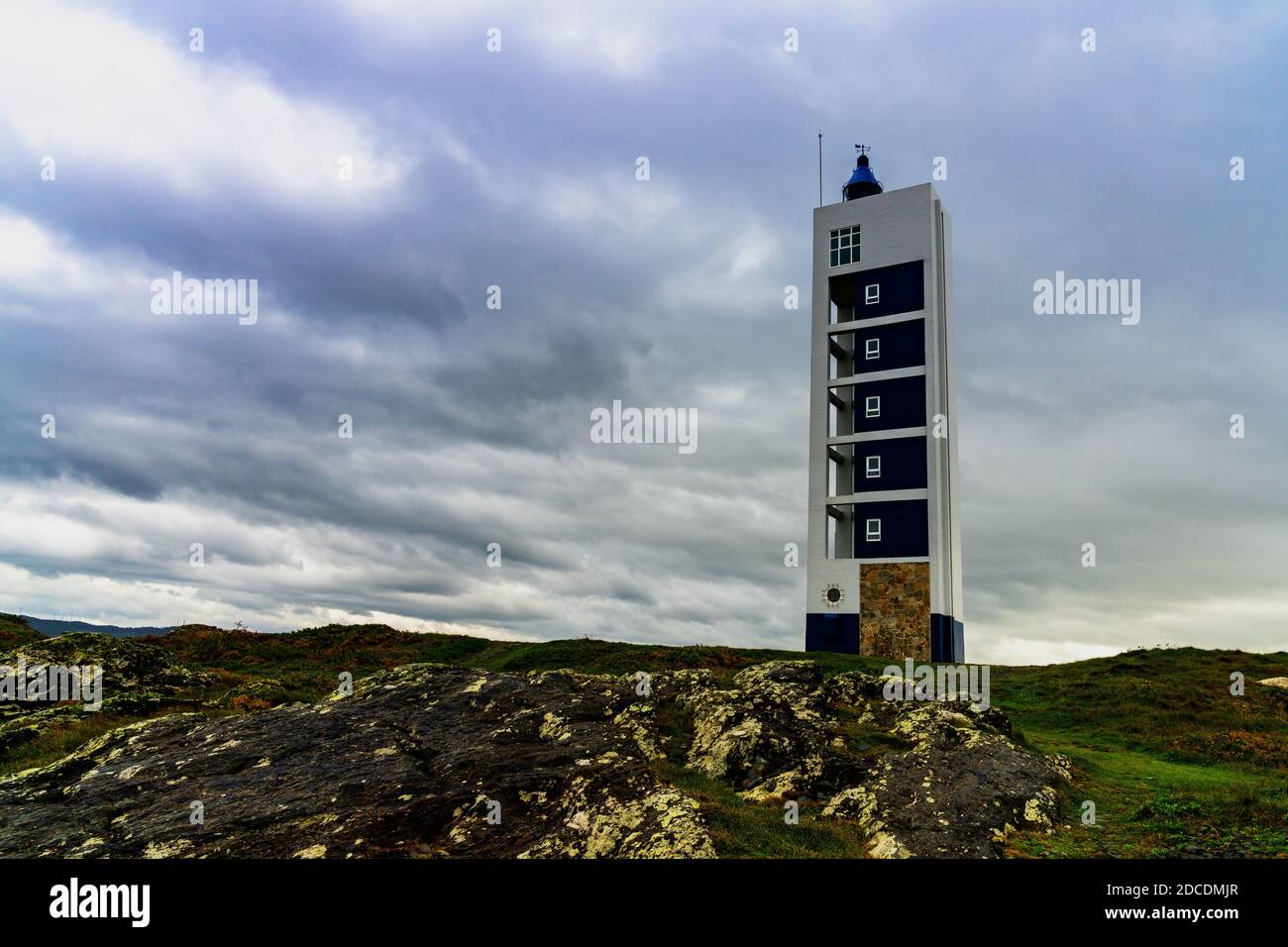 Il moderno faro di Punta Frouxeira sotto una nuvolosa nuvolosa grigia cielo Foto Stock