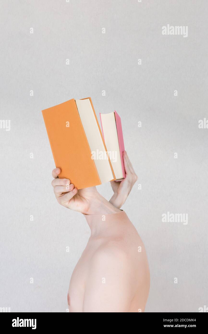 Ritratto astratto di due mani che tengono libri uscenti dalla giovane testa del corpo su uno sfondo testurizzato. Foto Stock