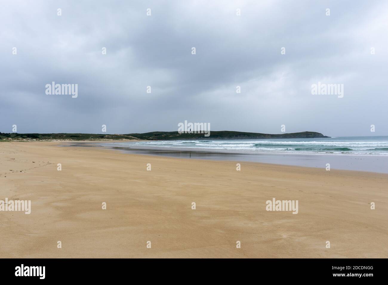 Ampia spiaggia e faro di Valdovino in Galizia Foto Stock