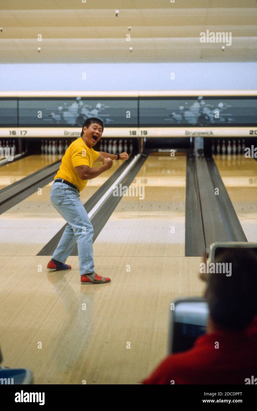 1995, l'uomo adulto lancia un colpo mentre Bowling, Stati Uniti Foto Stock