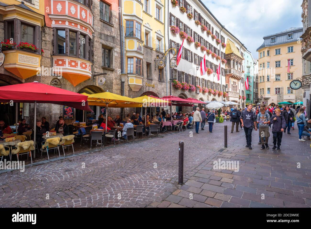 Innsbruck, Austria - 25 settembre 2019: In un giorno piovoso di settembre, turisti e residenti camminano per le numerose strade di Innsbruck, una città medievale Foto Stock
