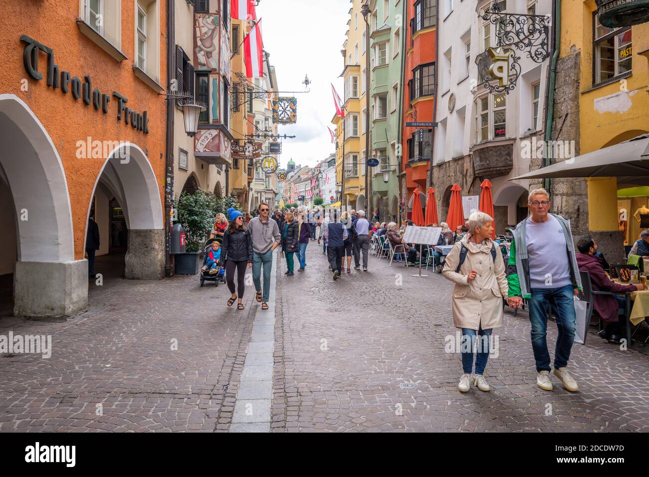 Innsbruck, Austria - 25 settembre 2019: In un giorno piovoso di settembre, turisti e residenti camminano per le numerose strade di Innsbruck, una città medievale Foto Stock