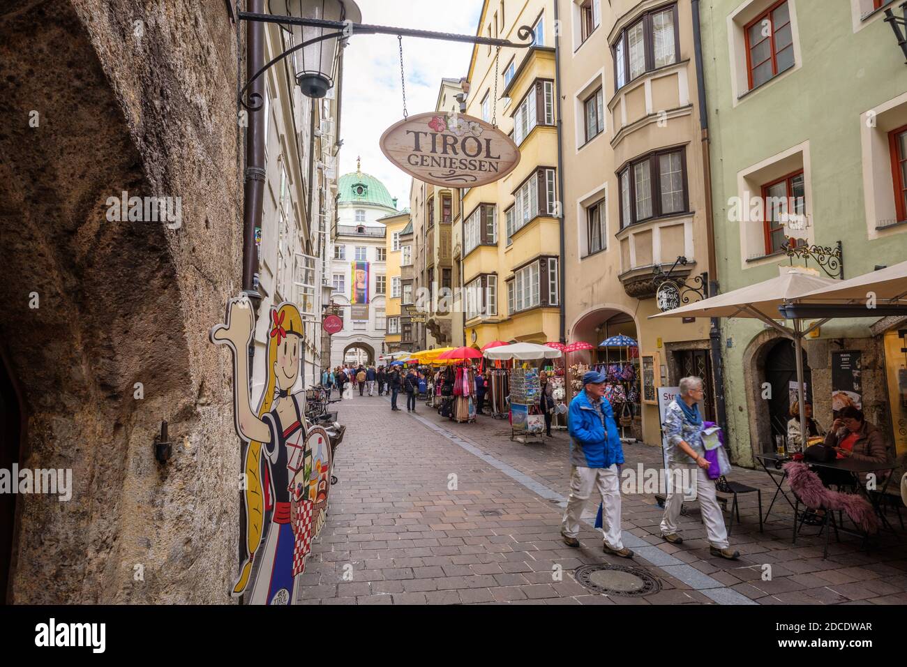 Innsbruck, Austria - 25 settembre 2019: In un giorno piovoso di settembre, turisti e residenti camminano per le numerose strade di Innsbruck, una città medievale Foto Stock