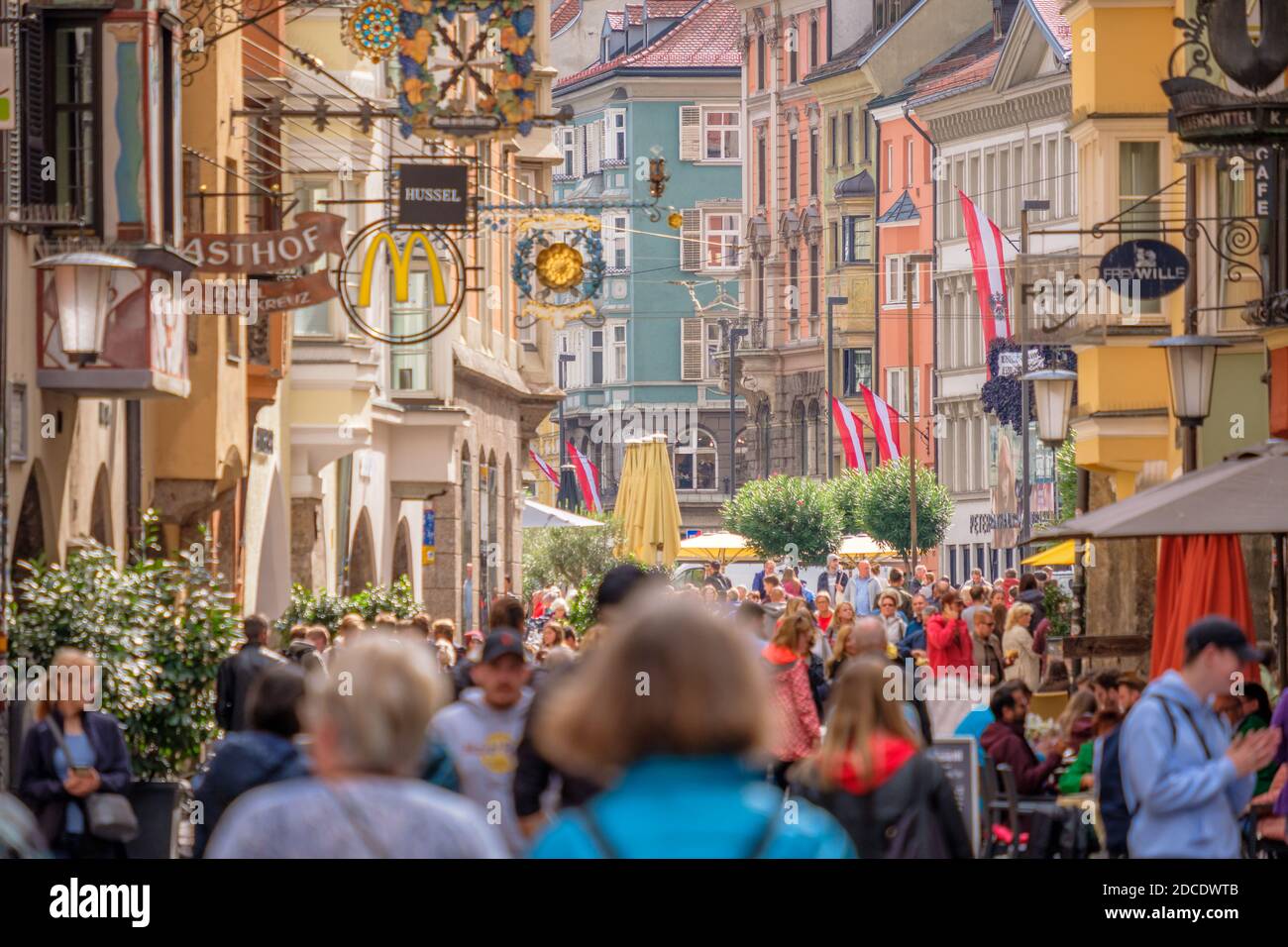 Innsbruck, Austria - 25 settembre 2019: In un giorno piovoso di settembre, turisti e residenti camminano per le numerose strade di Innsbruck, una città medievale Foto Stock