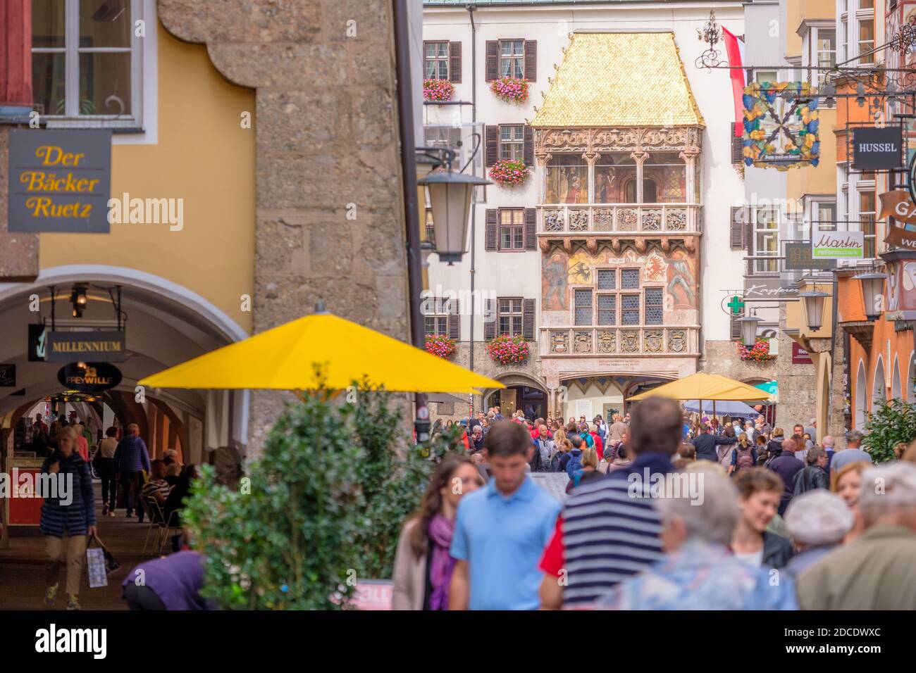 Innsbruck, Austria - 25 settembre 2019: In un giorno piovoso di settembre, turisti e residenti camminano per le numerose strade di Innsbruck, una città medievale Foto Stock