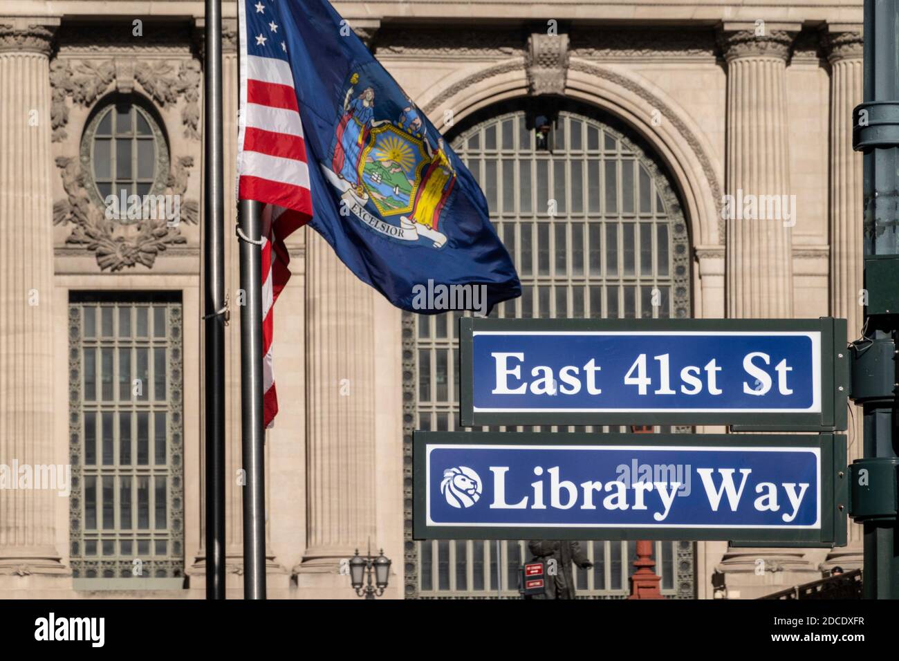 American e New York state Flags, Grand Central Terminal, segnaletica stradale, East 41st St e Library Way, New York, USA Foto Stock