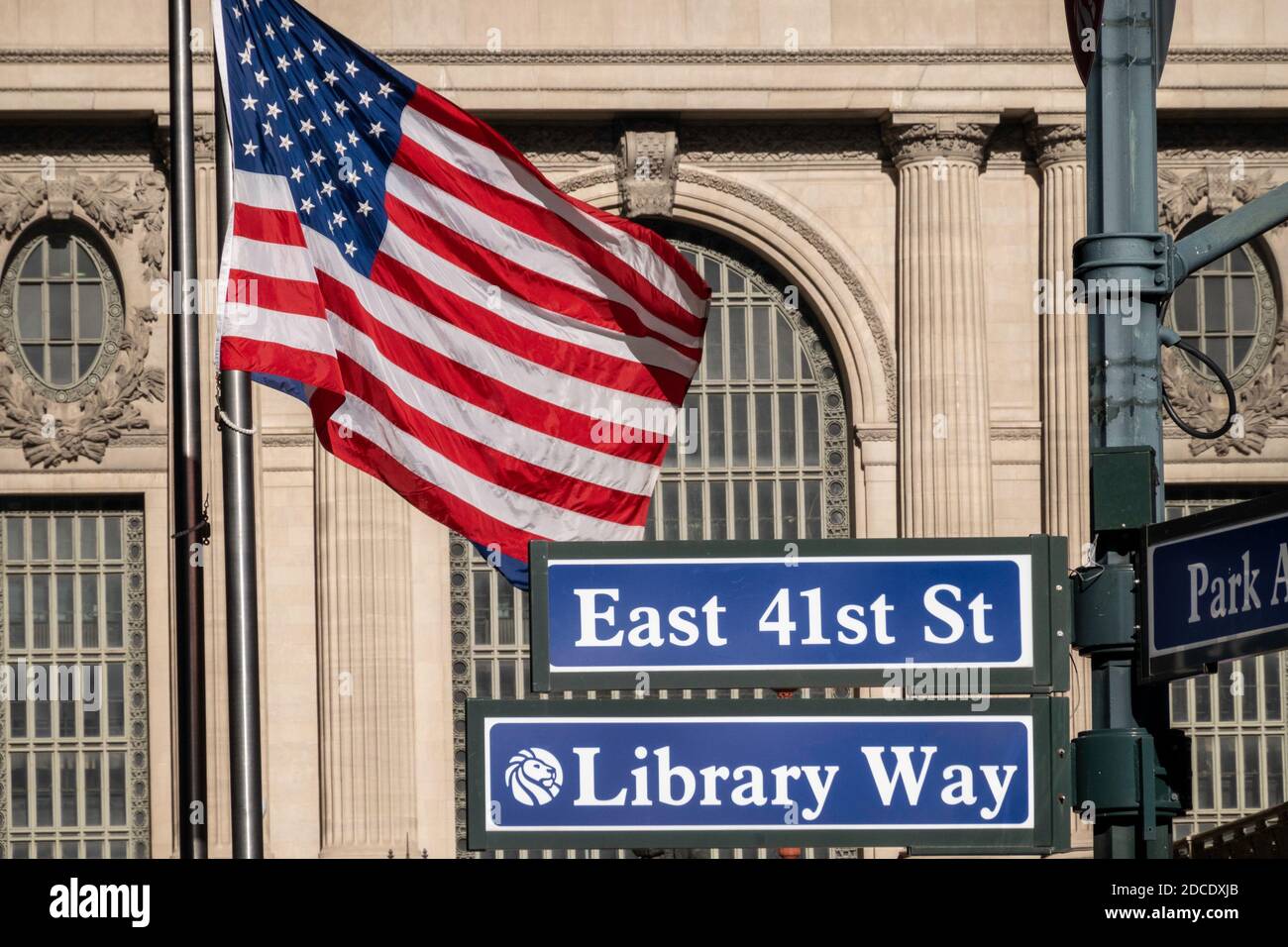 Bandiera americana, Grand Central Terminal, cartelli stradali, East 41st St e Library Way, New York, USA Foto Stock