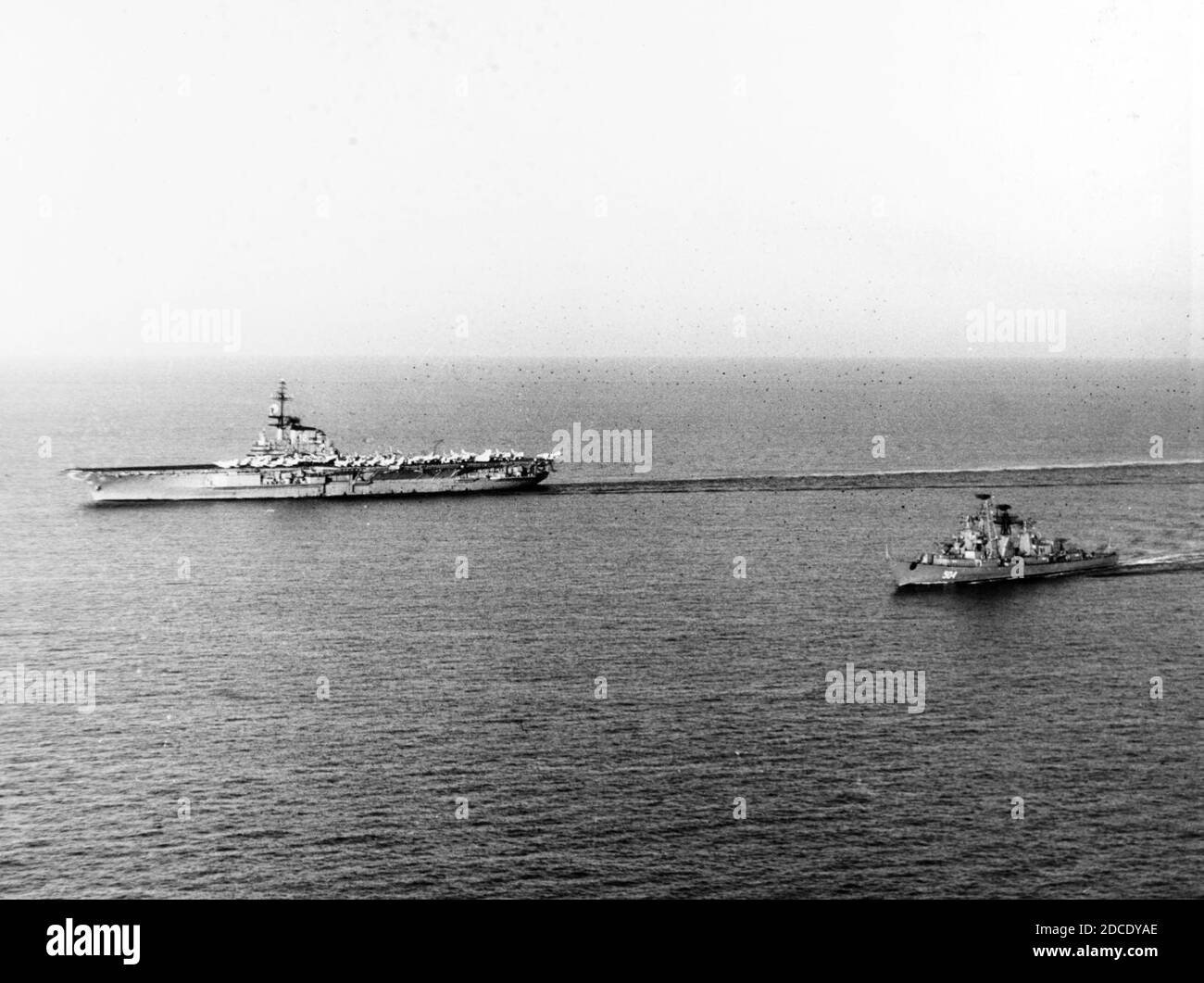 Il cacciatorpediniere di classe Kashin passa vicino alla USS Franklin D. Roosevelt (CVA-42) nel Mar Mediterraneo il 25 settembre 1967 (USN 1126695). Foto Stock